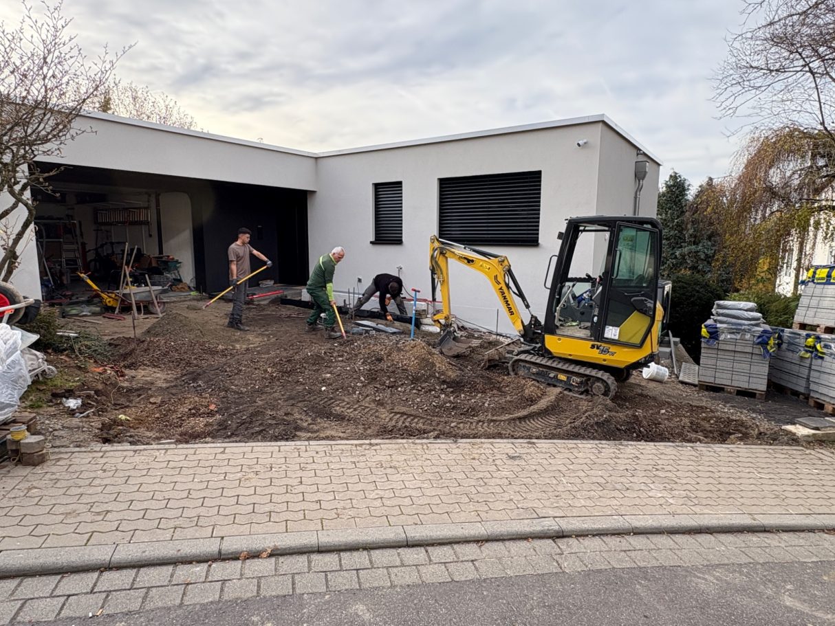 Baggereinsatz bei der Gartengestaltung Erdarbeiten mit Bagger bei Vorbereitung einer Außenfläche